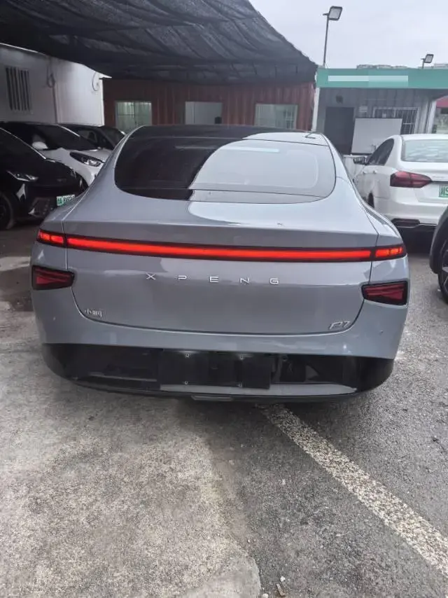 2023 XPENG P7 thumbnail 4