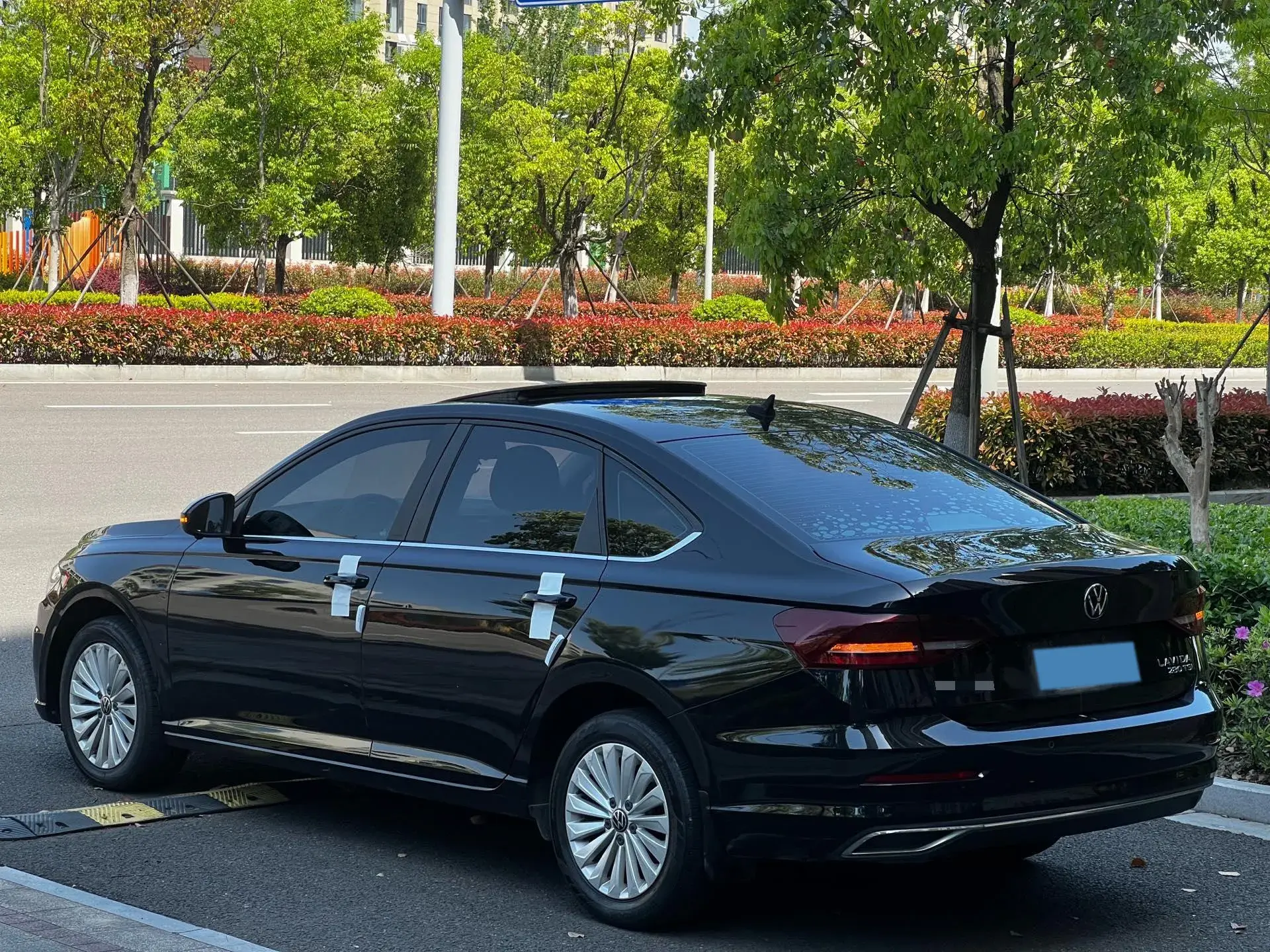 2021 VOLKSWAGEN LAVIDA thumbnail 4