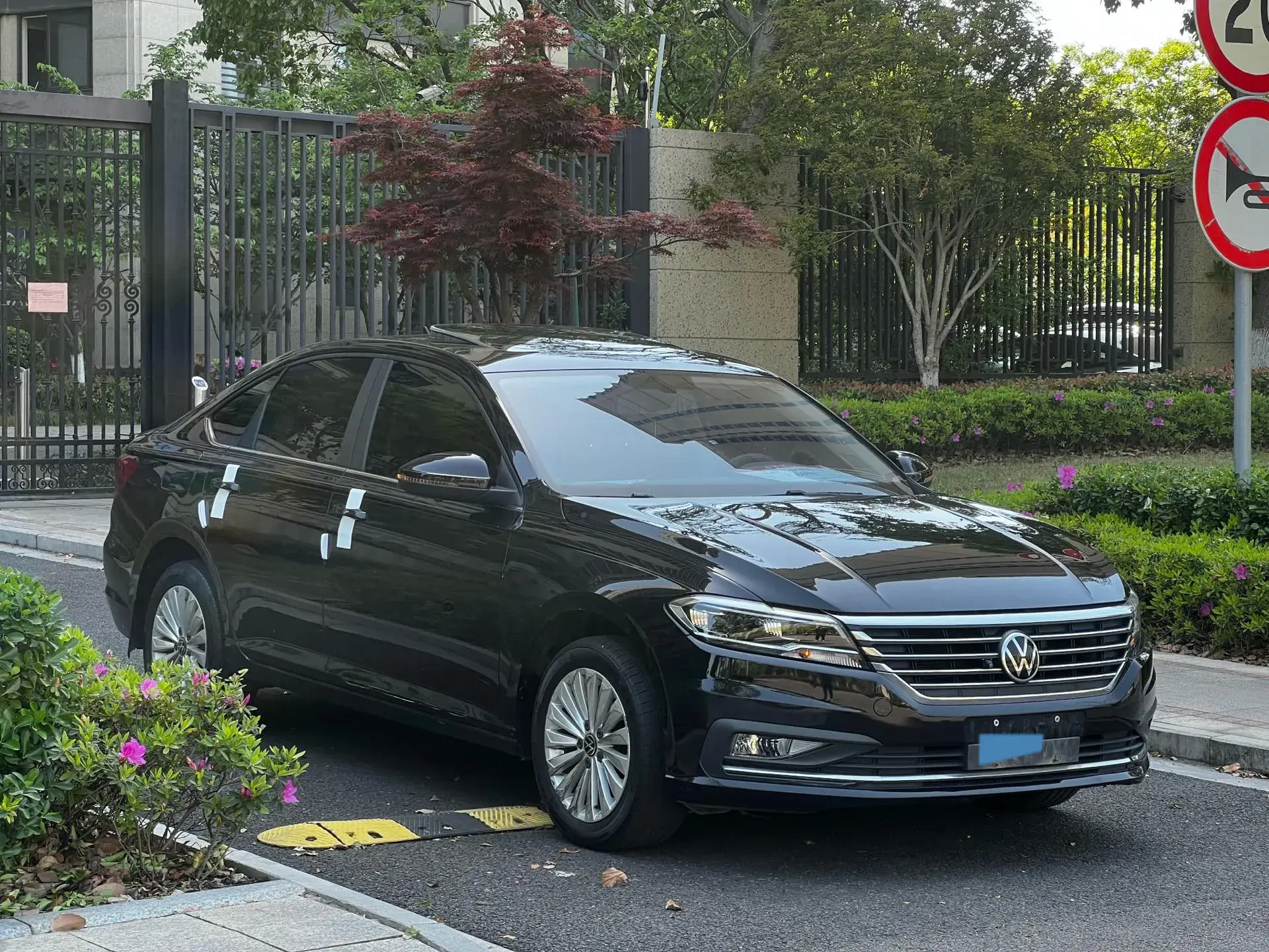 2021 VOLKSWAGEN LAVIDA thumbnail 2