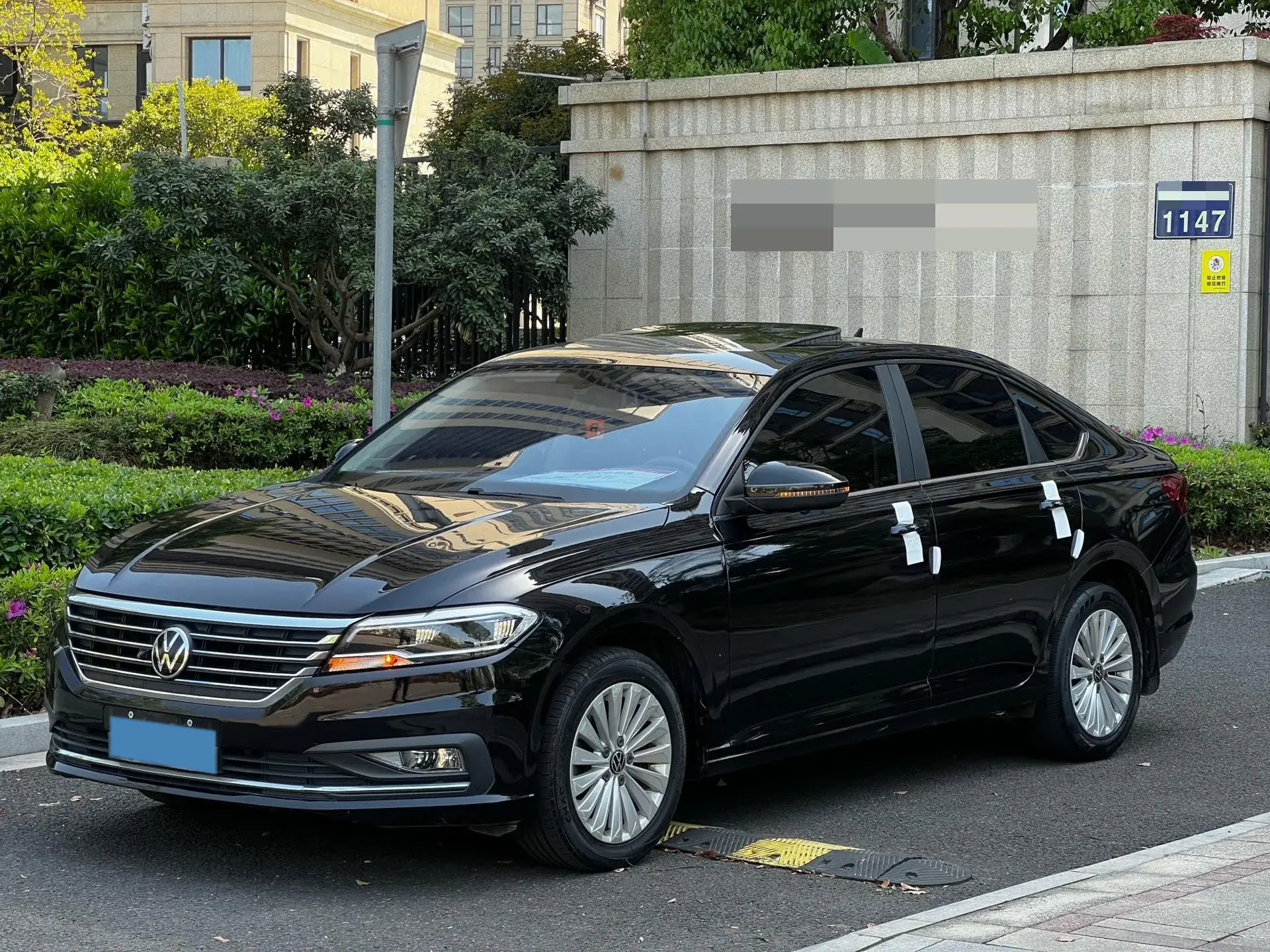 2021 VOLKSWAGEN LAVIDA view 1