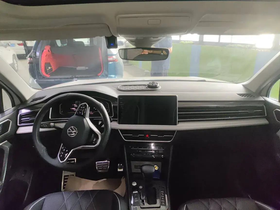 2023 VOLKSWAGEN TIGUAN thumbnail 3