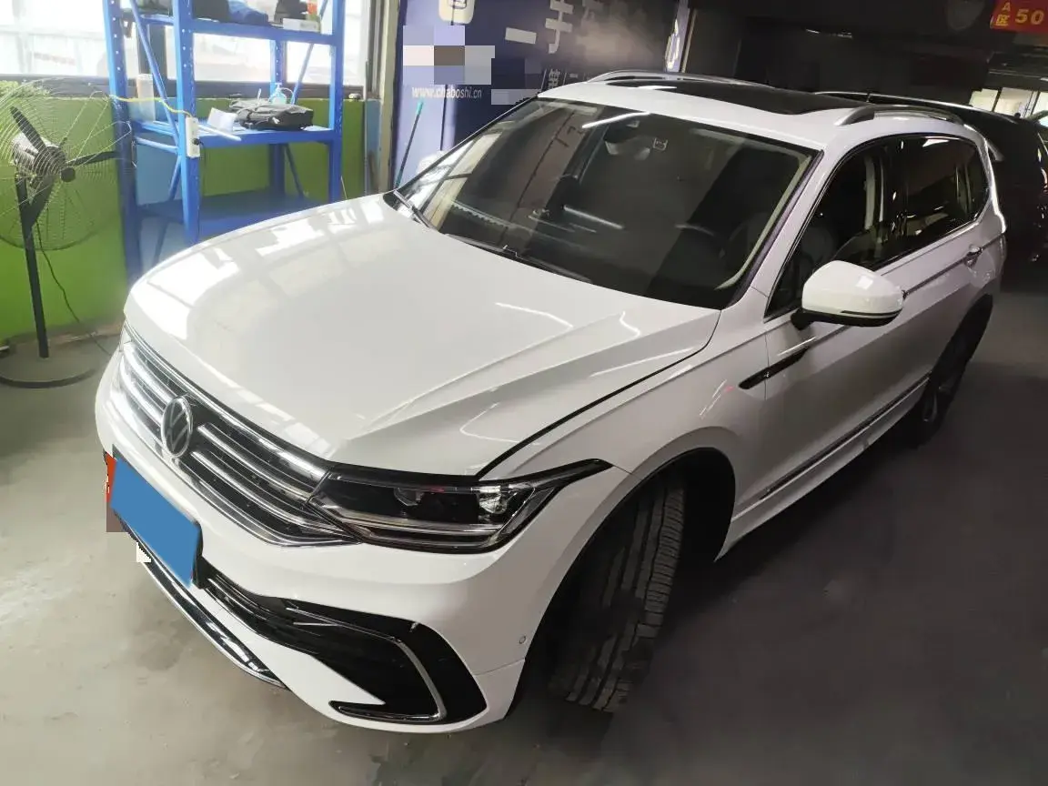 2023 VOLKSWAGEN TIGUAN view 1