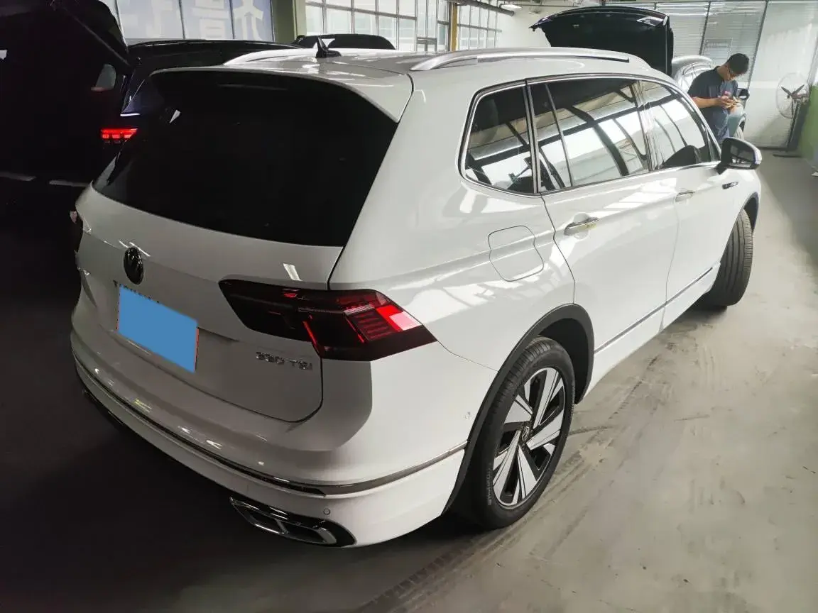 2023 VOLKSWAGEN TIGUAN thumbnail 2