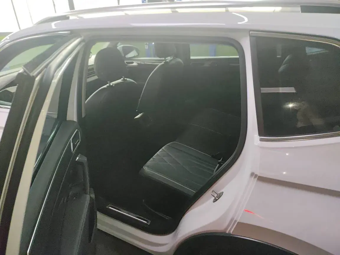 2023 VOLKSWAGEN TIGUAN thumbnail 4