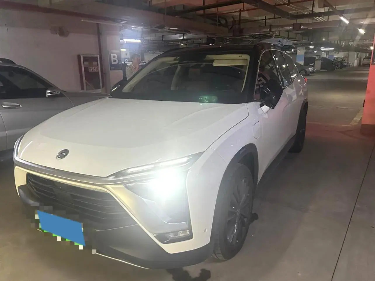 2018 NIO ES8 view 1