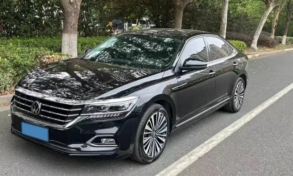 2021 VOLKSWAGEN PASSAT view 1
