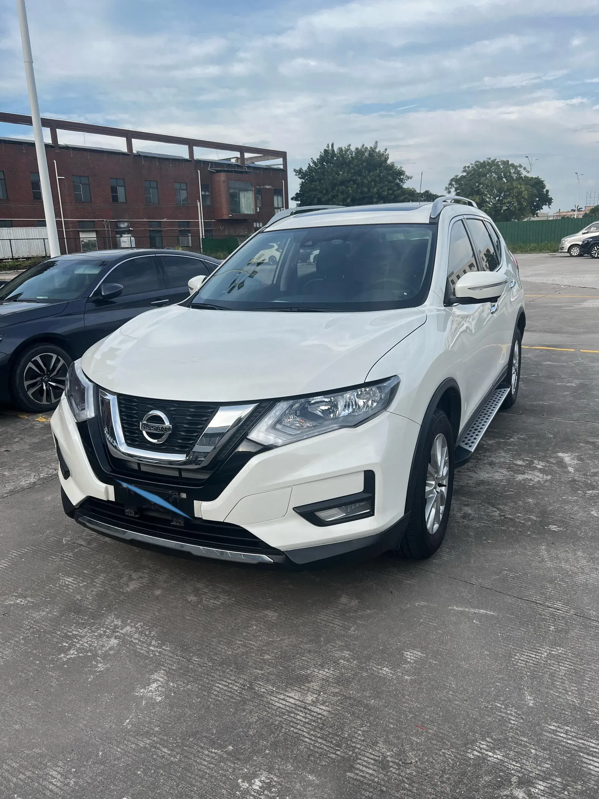 2021 NISSAN X-TRAIL view 1