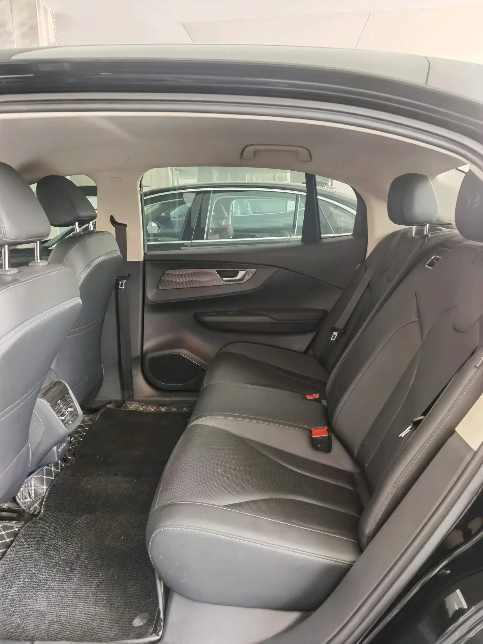 2023 HONGQI E-QM5 thumbnail 4