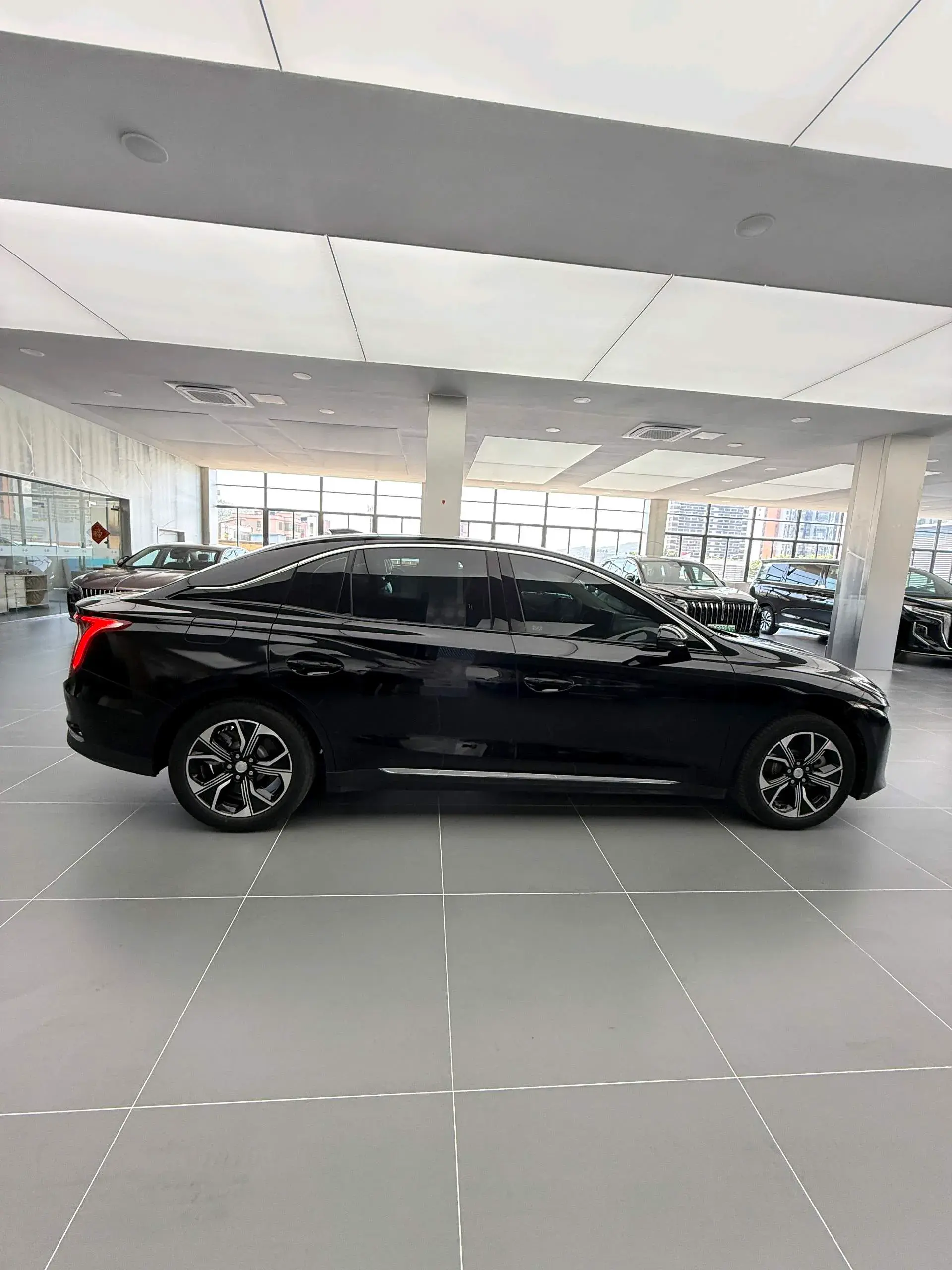 2023 HONGQI E-QM5 thumbnail 3