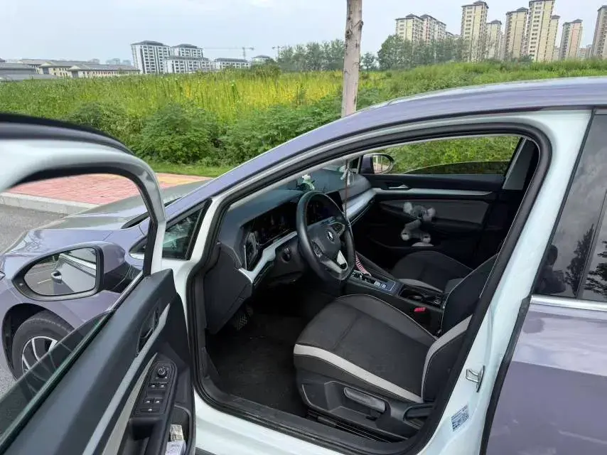 2021 VOLKSWAGEN GOLF thumbnail 4