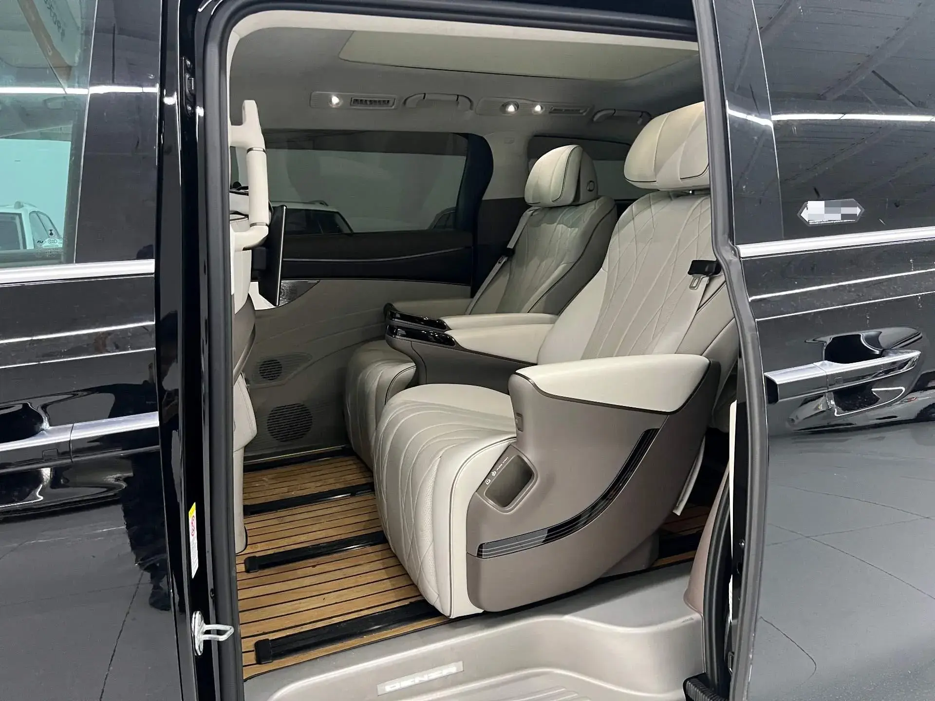 2022 DENZA D9 thumbnail 4