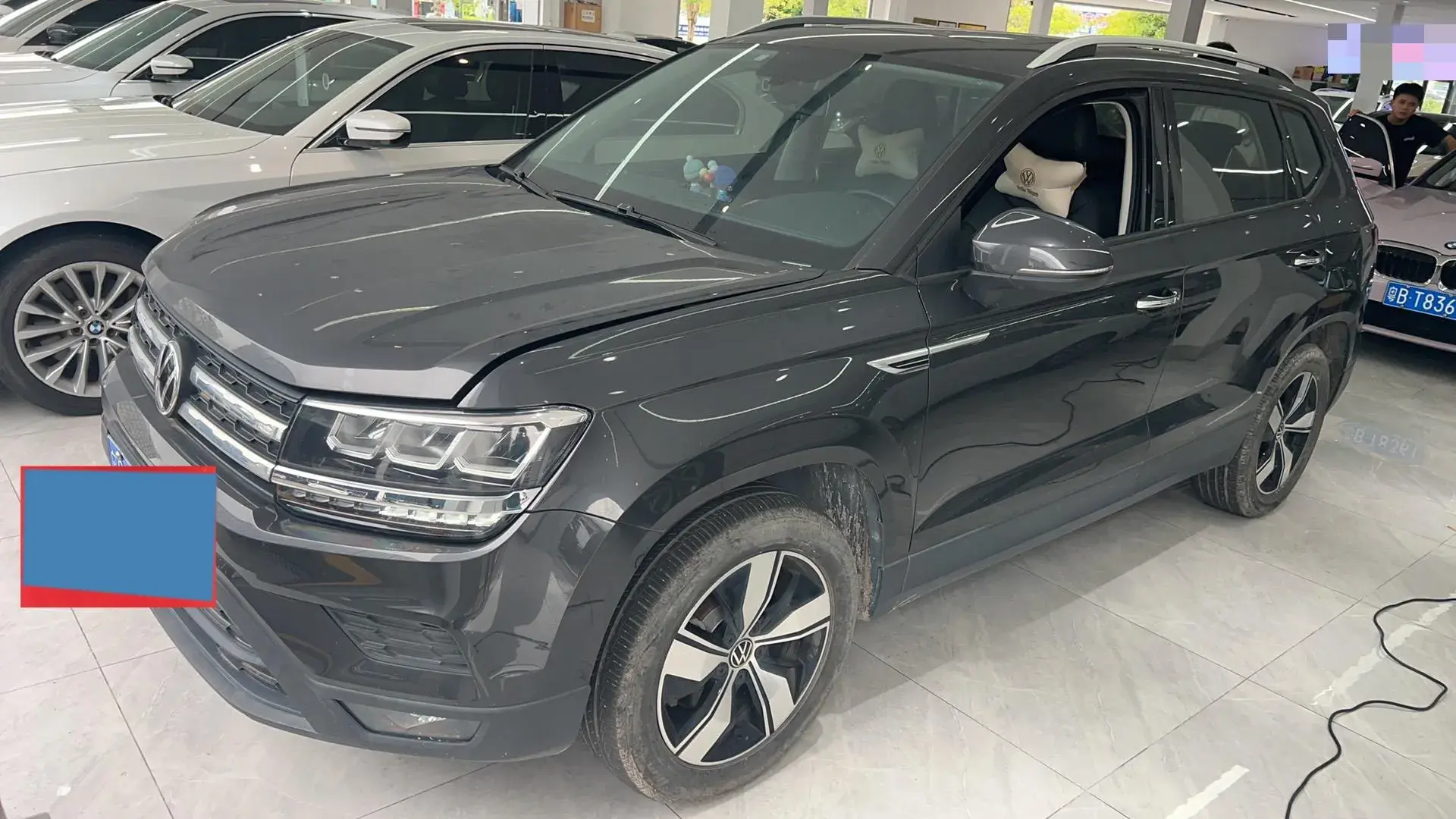 2021 VOLKSWAGEN THARU view 1