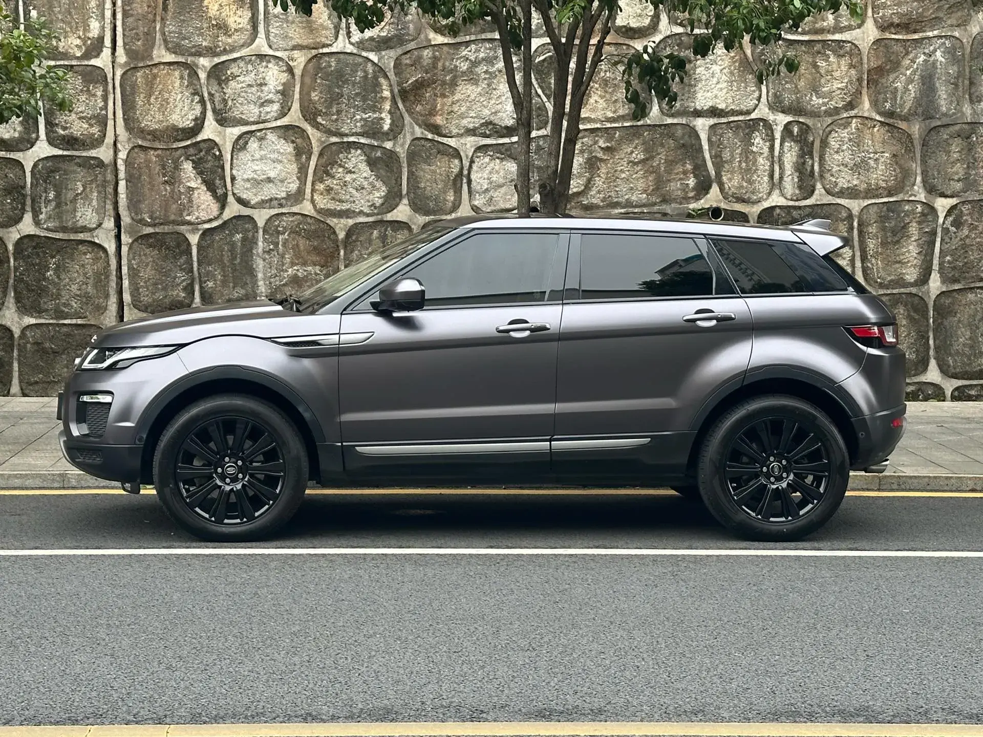 2018 LAND ROVER thumbnail 3