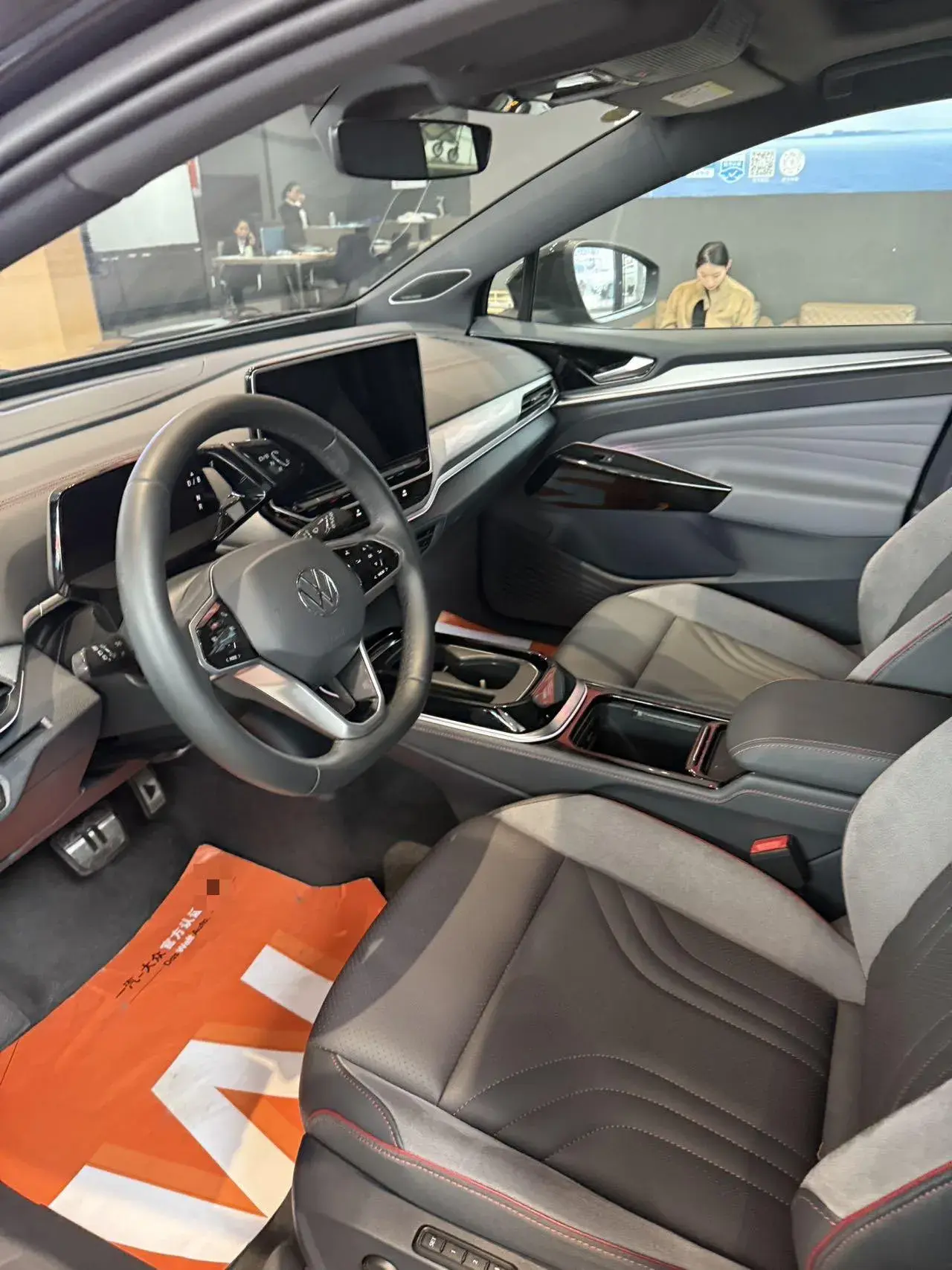 2024 VOLKSWAGEN ID.4 thumbnail 4