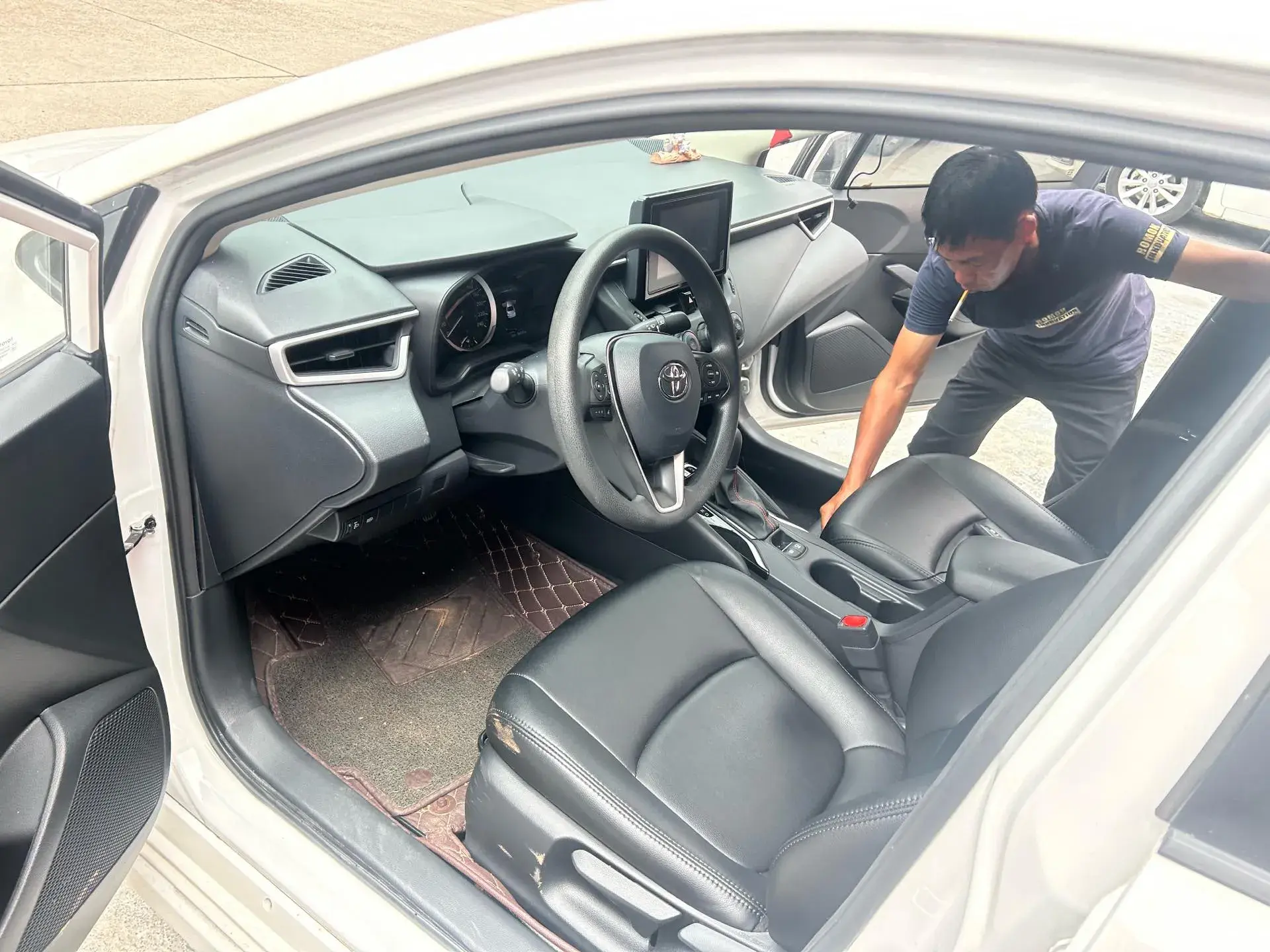 2021 TOYOTA COROLLA thumbnail 3