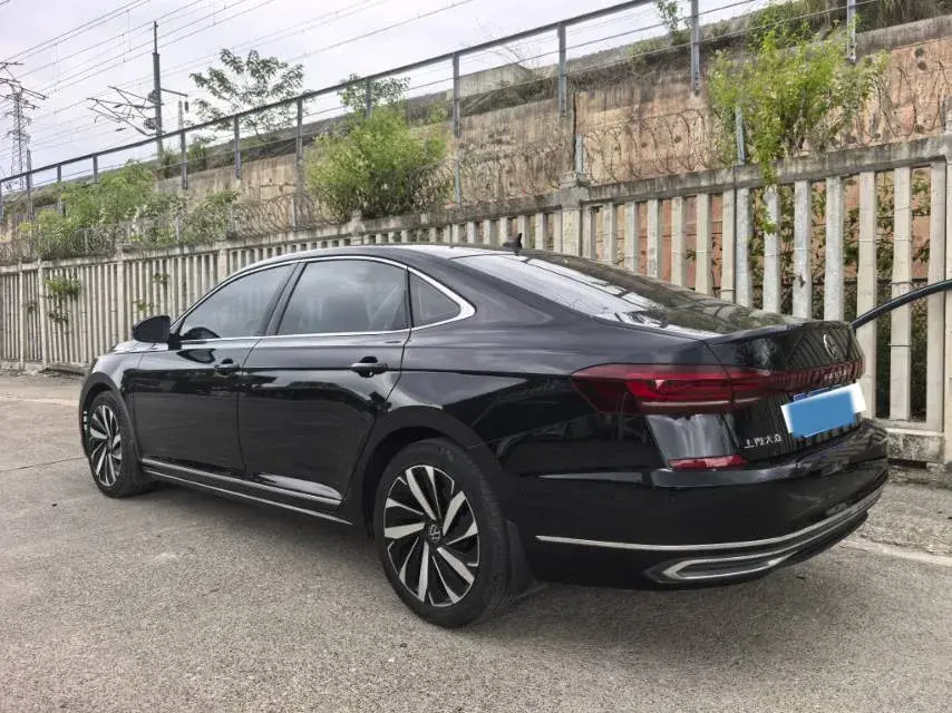 2022 VOLKSWAGEN PASSAT thumbnail 3