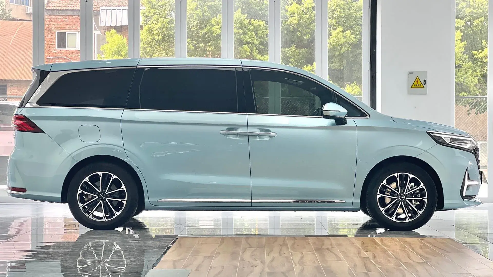 2022 ROEWE IMAX8 thumbnail 4