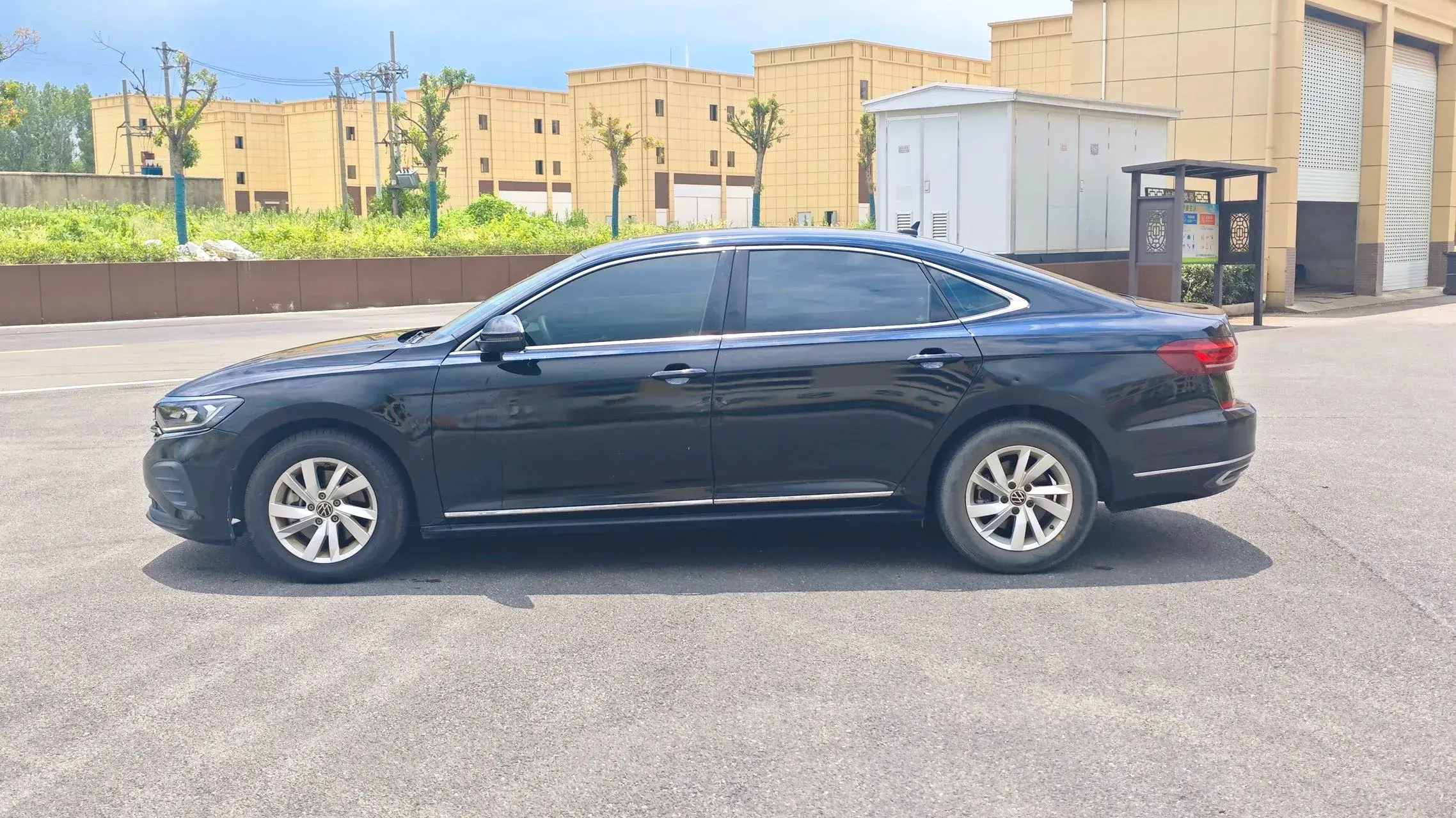 2022 VOLKSWAGEN PASSAT thumbnail 4