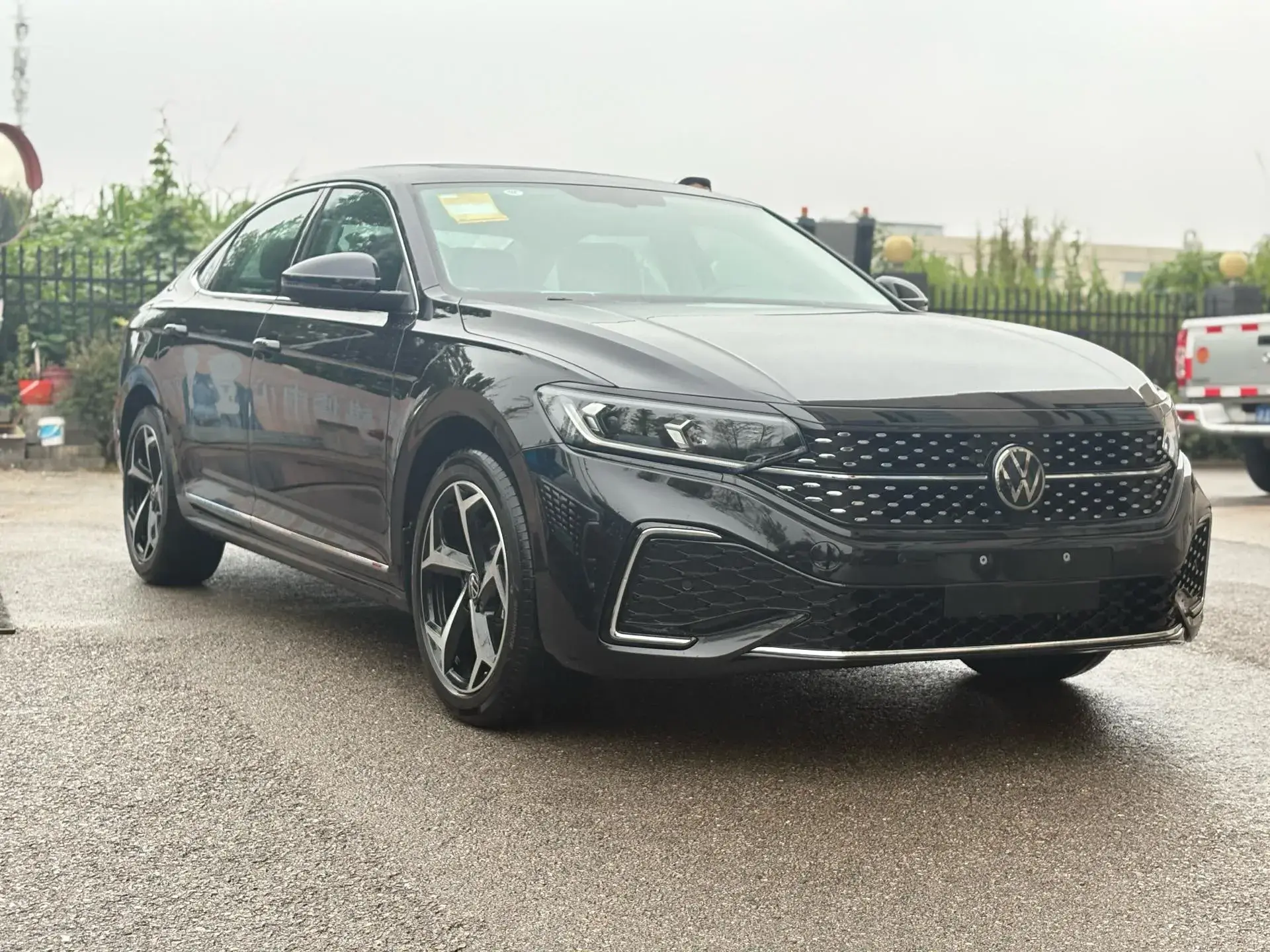 2025 VOLKSWAGEN PASSAT thumbnail 3