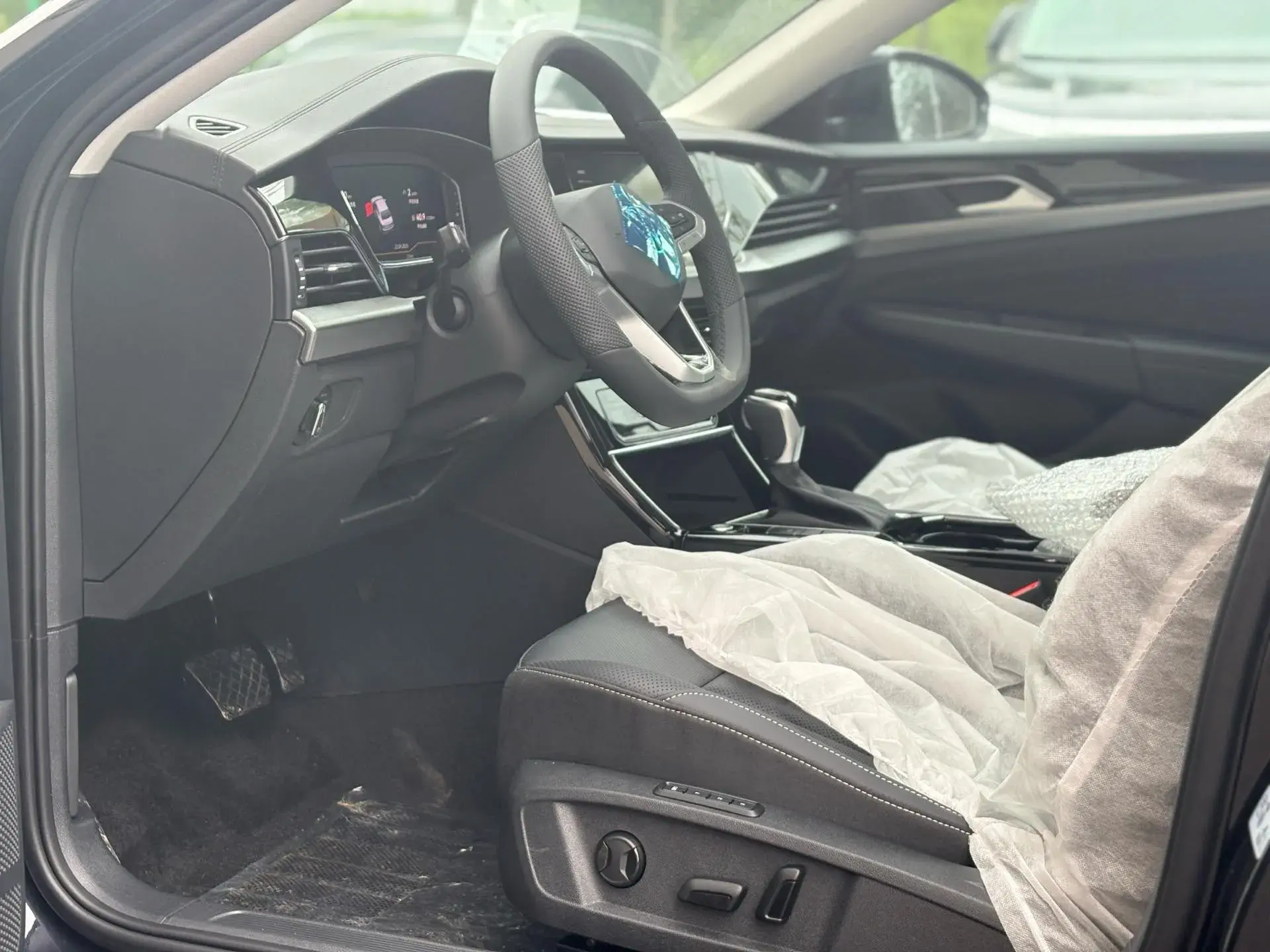 2025 VOLKSWAGEN PASSAT thumbnail 4