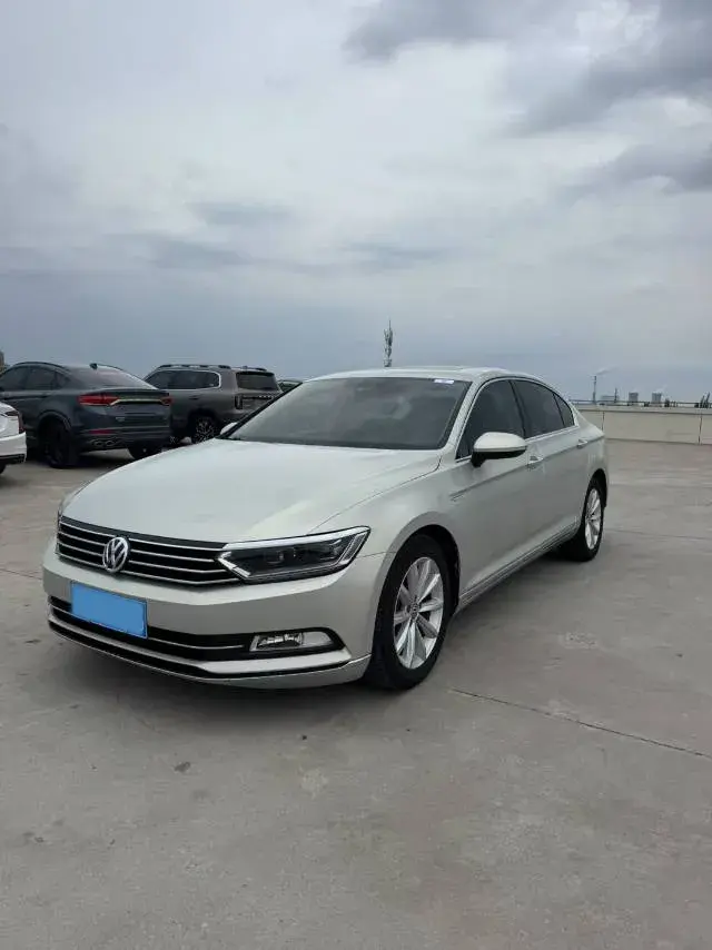2018 VOLKSWAGEN MAGOTAN view 1