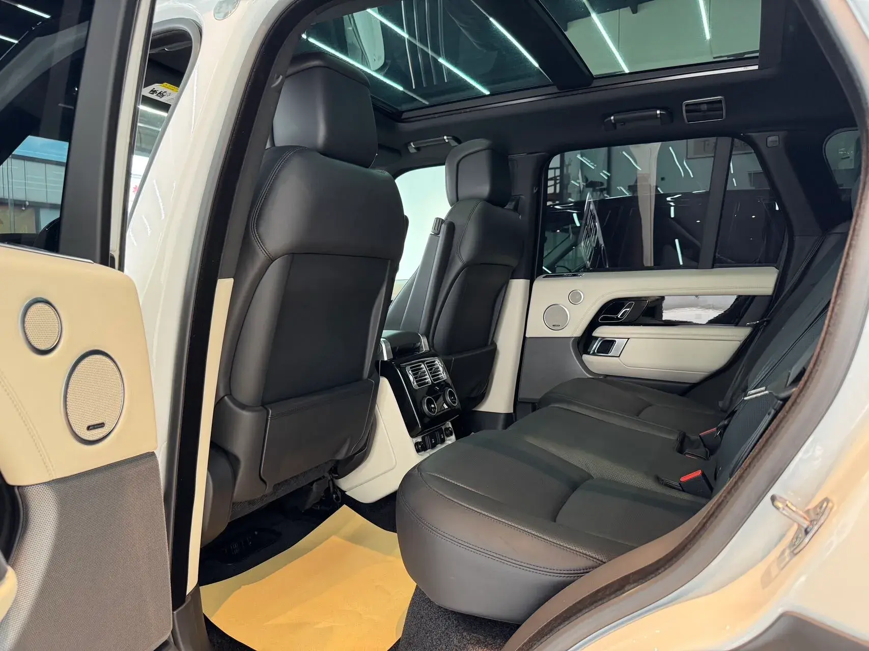 2018 LAND ROVER thumbnail 4