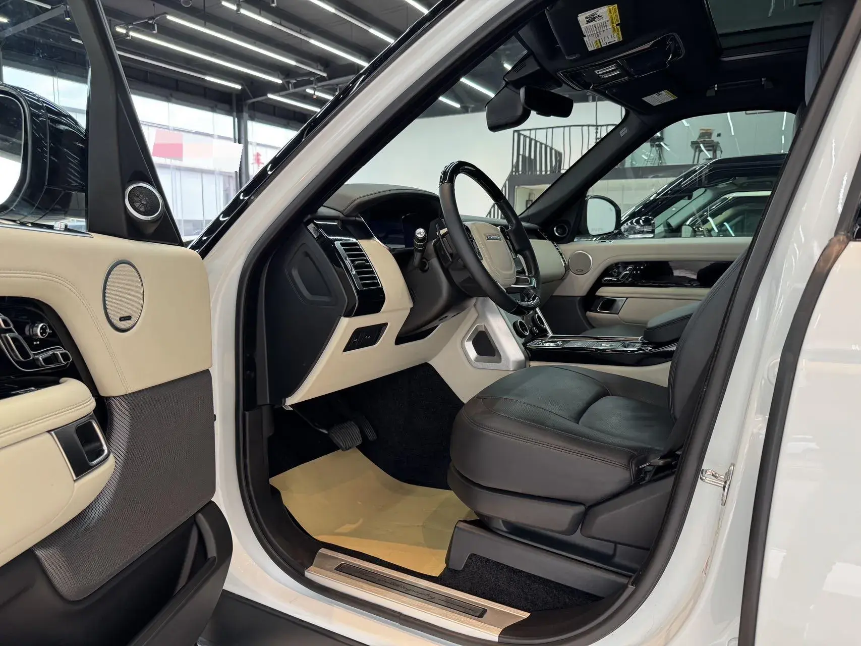 2018 LAND ROVER thumbnail 3