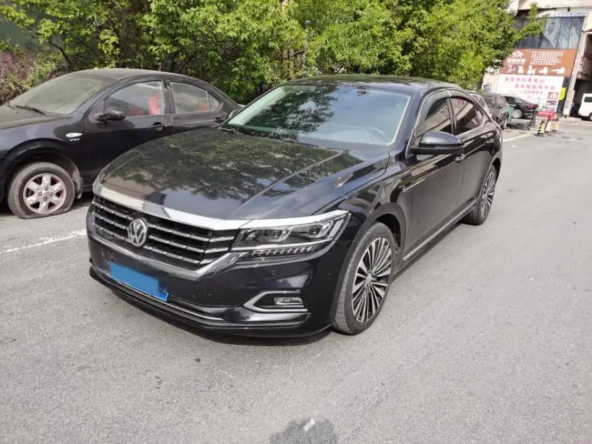2019 VOLKSWAGEN PASSAT view 1