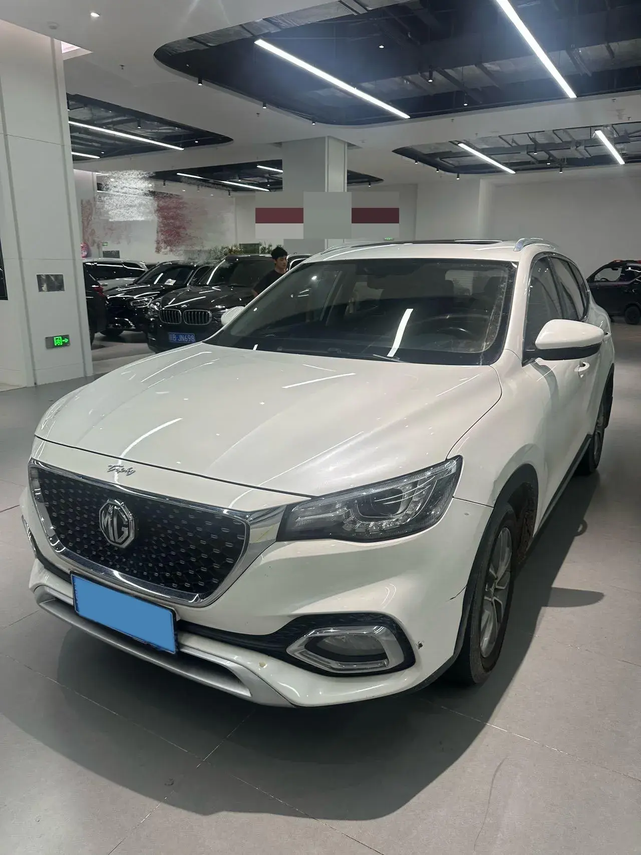 2018 MG HS view 1