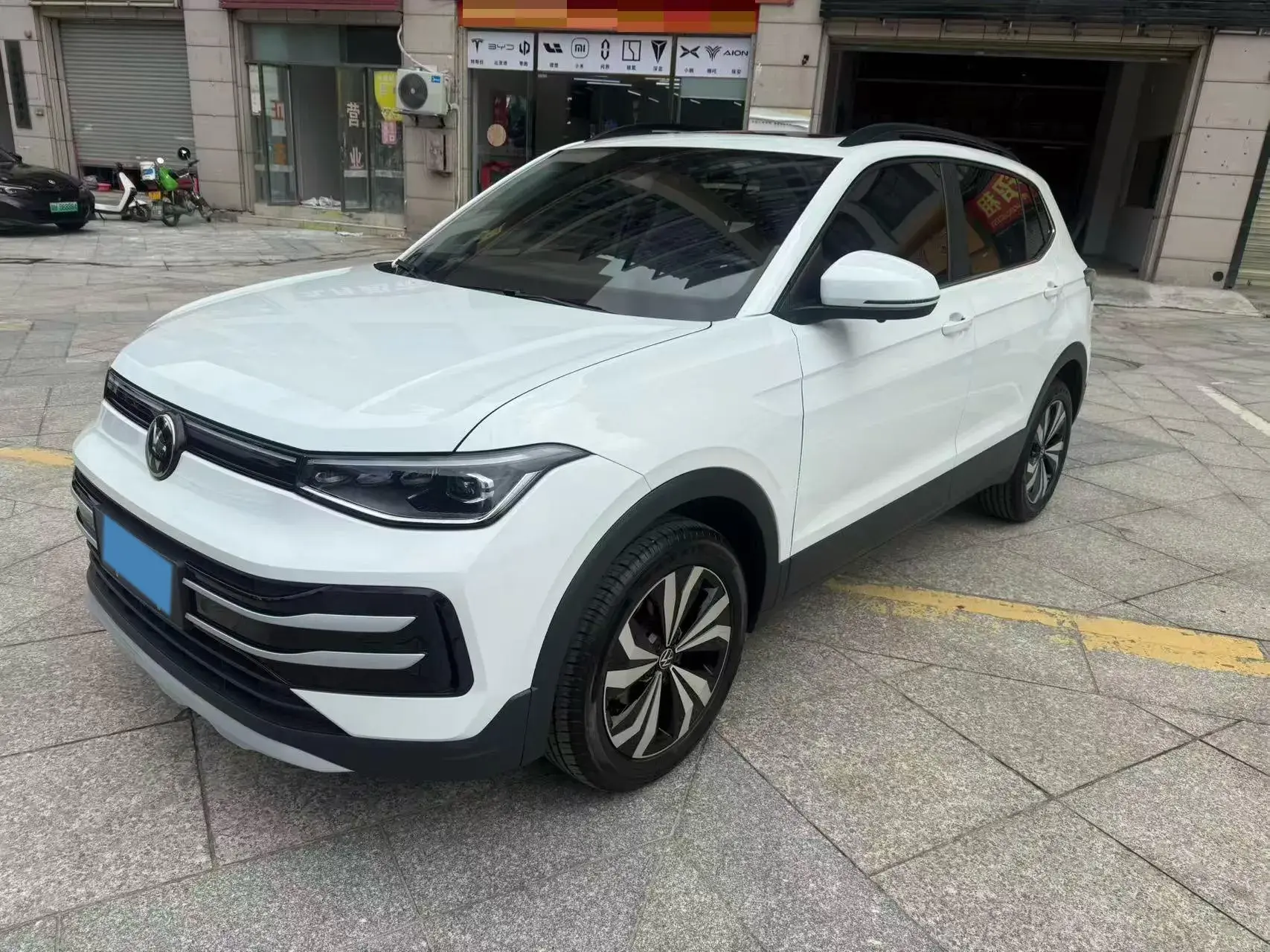 2023 VOLKSWAGEN THARU view 1