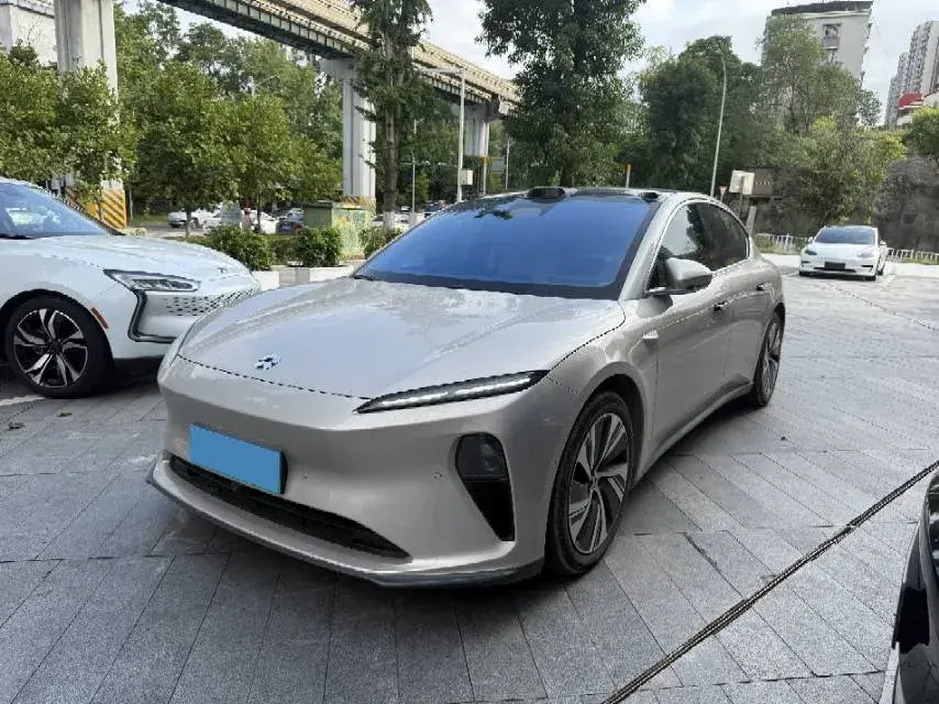 2022 NIO ET5 view 1