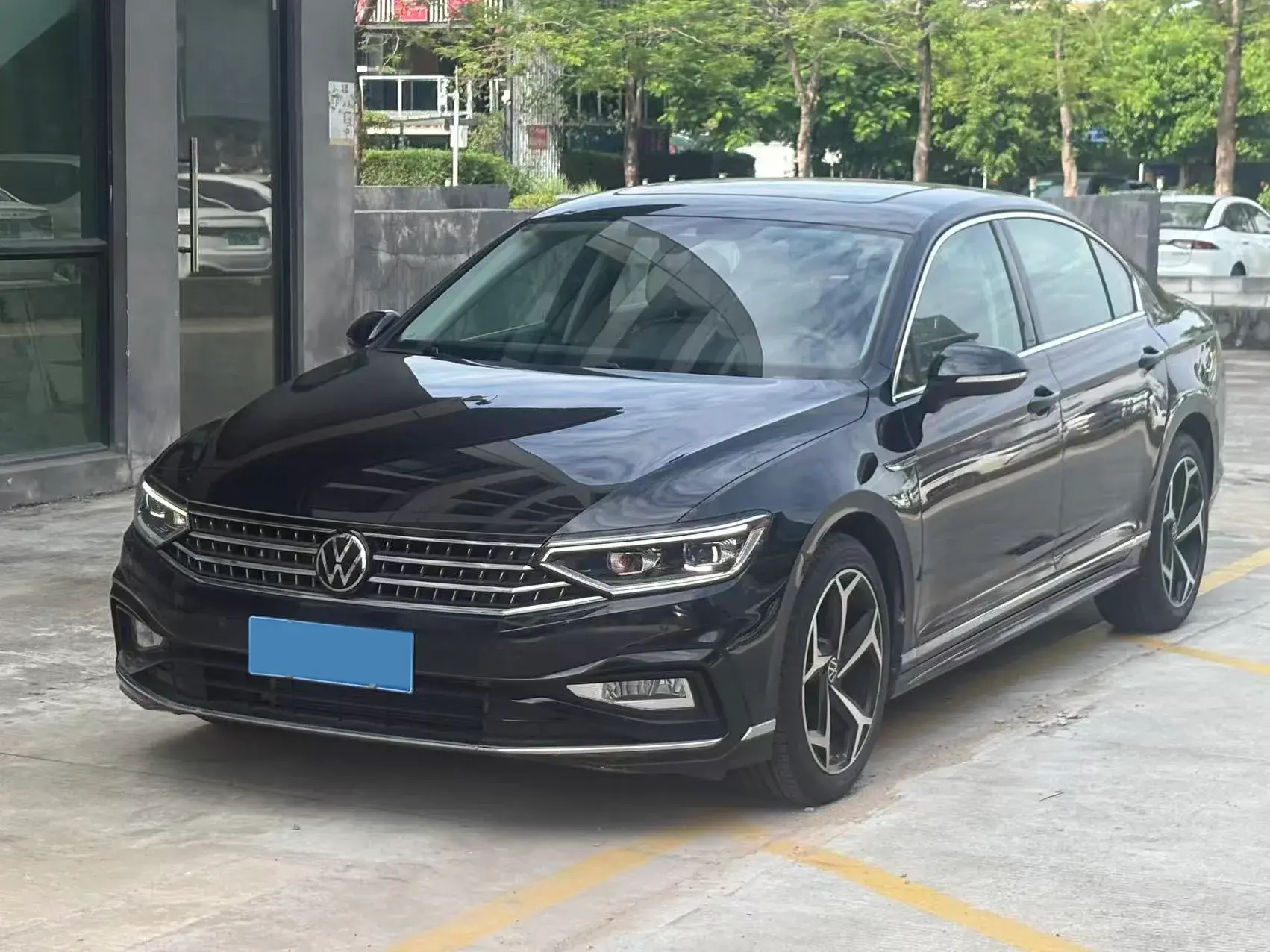 2023 VOLKSWAGEN MAGOTAN view 1