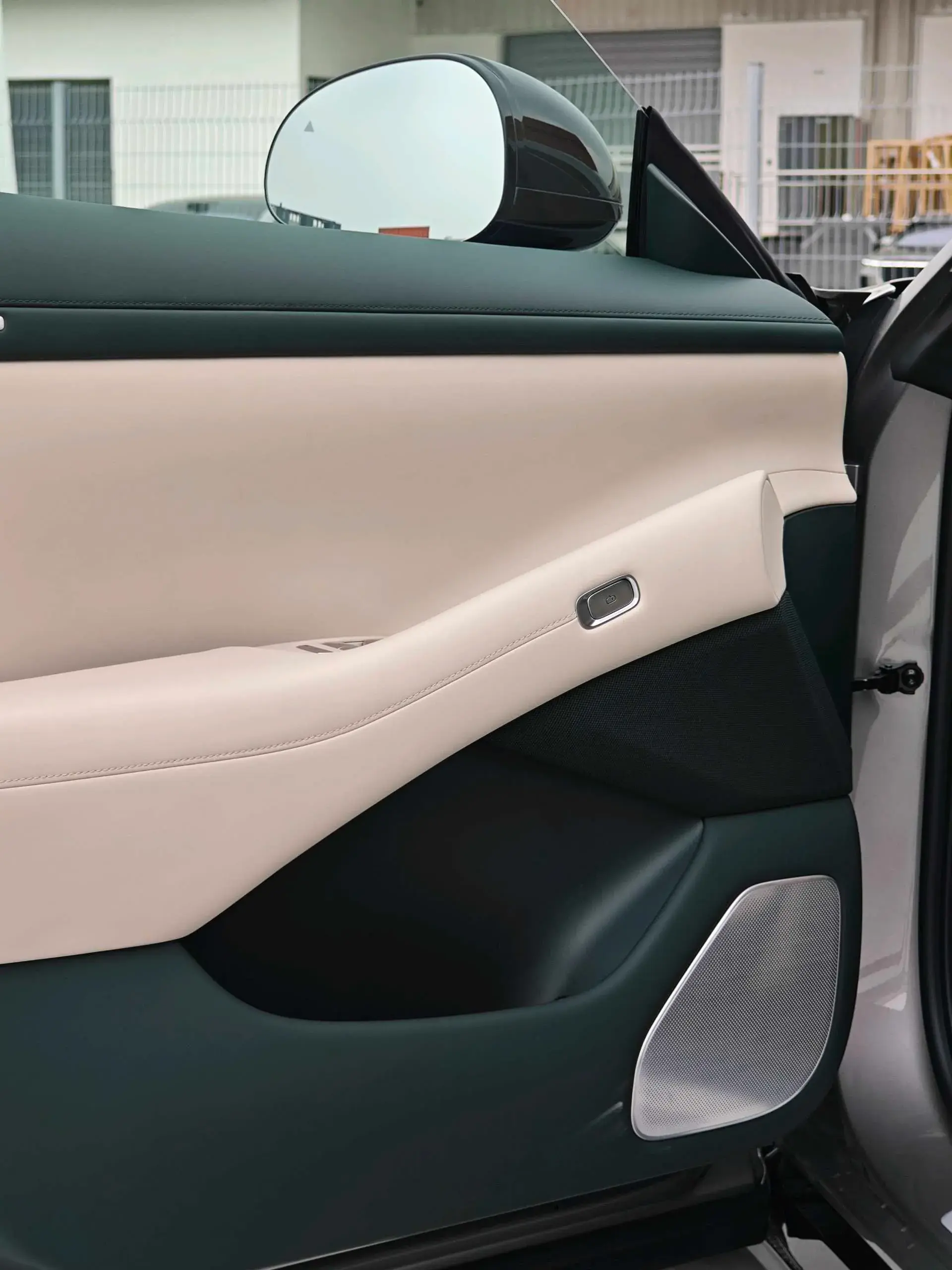 2025 MI YU7 thumbnail 4