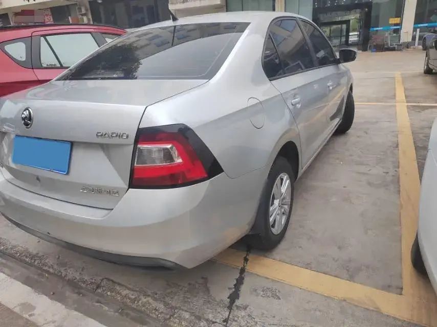 2018 SKODA RAPID thumbnail 4