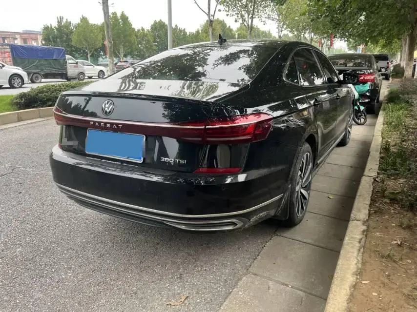 2021 VOLKSWAGEN PASSAT thumbnail 3