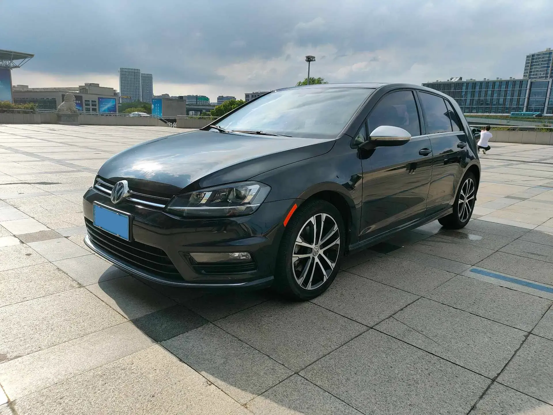 2017 VOLKSWAGEN GOLF view 1