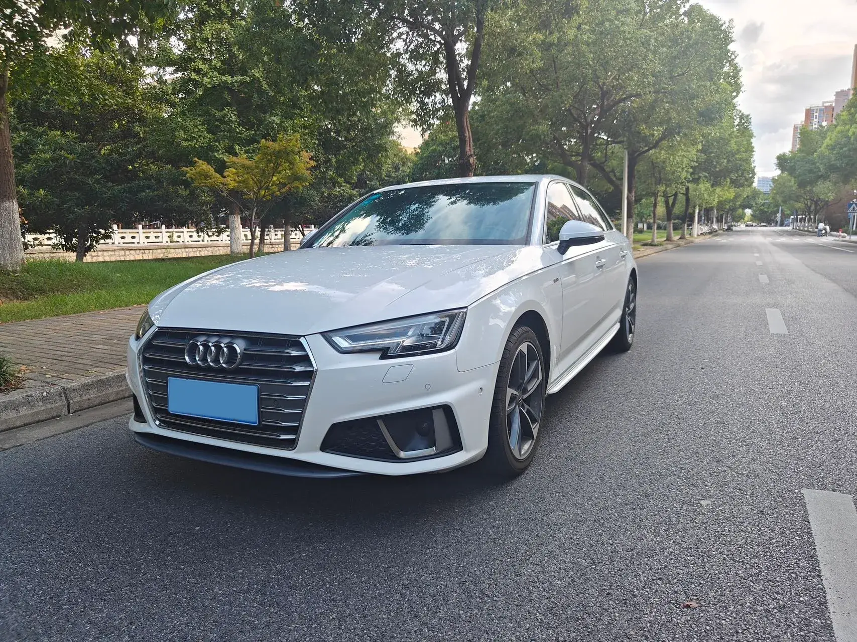 2019 AUDI A4L view 1