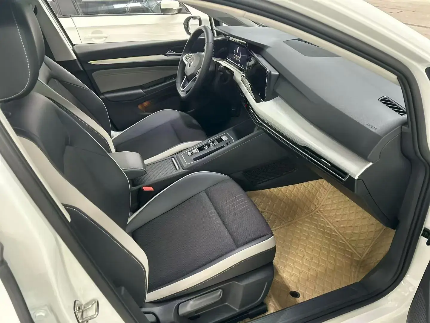 2023 VOLKSWAGEN GOLF thumbnail 2