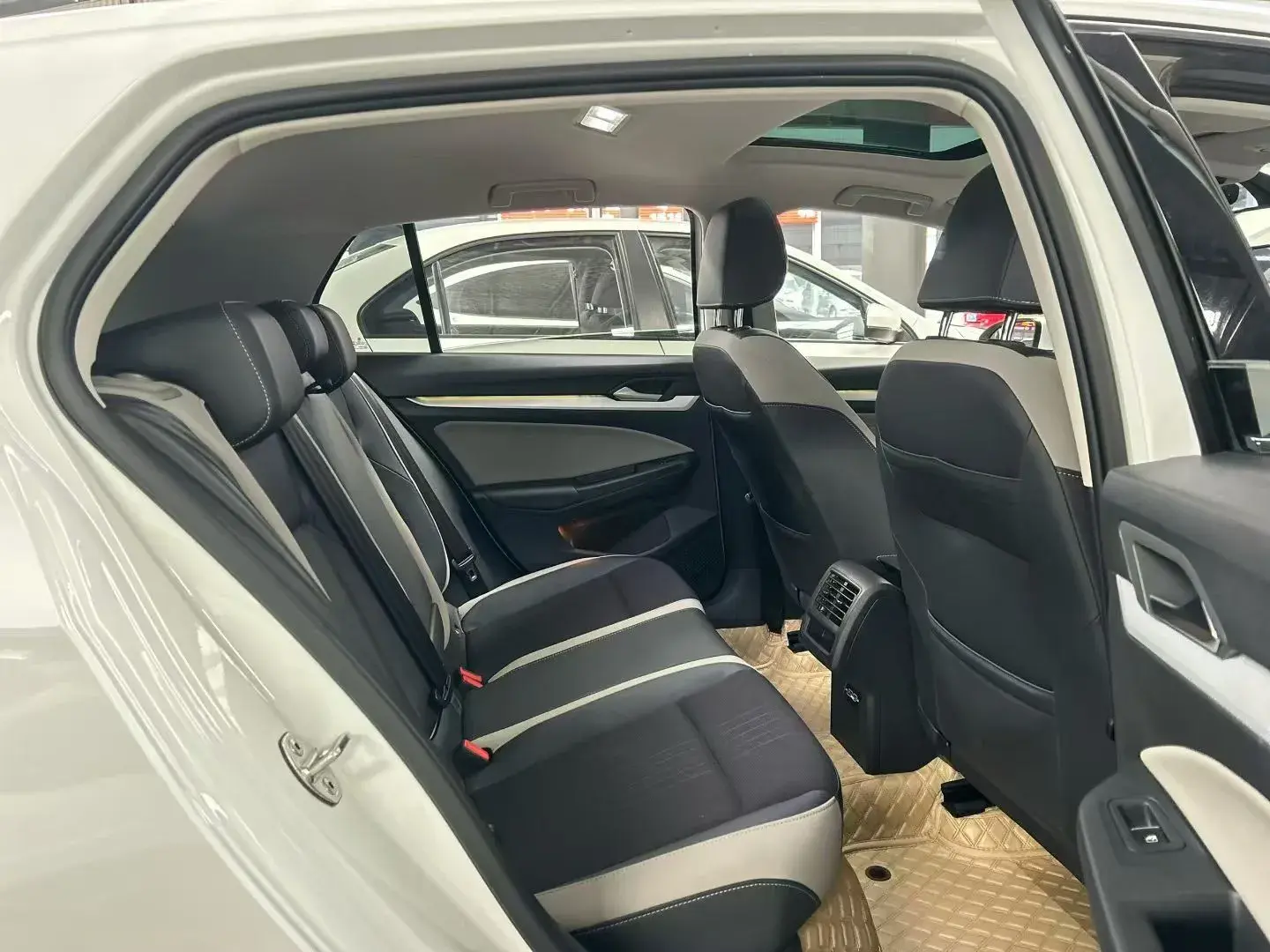 2023 VOLKSWAGEN GOLF thumbnail 3