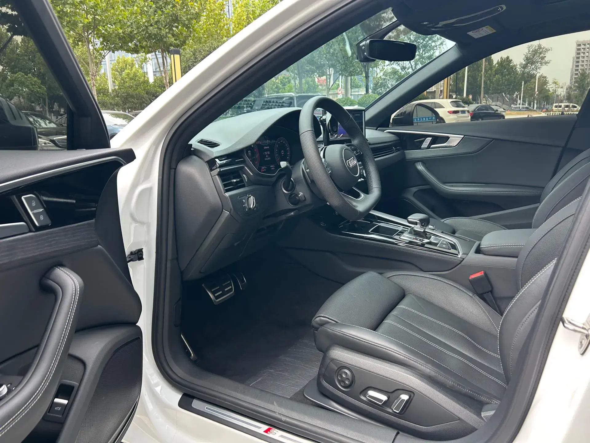 2023 AUDI A4L thumbnail 4