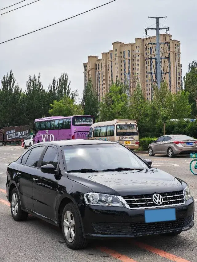 2013 VOLKSWAGEN LAVIDA thumbnail 3