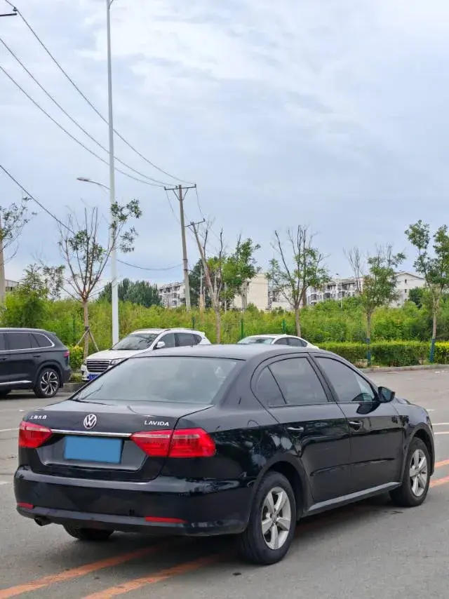 2013 VOLKSWAGEN LAVIDA thumbnail 4