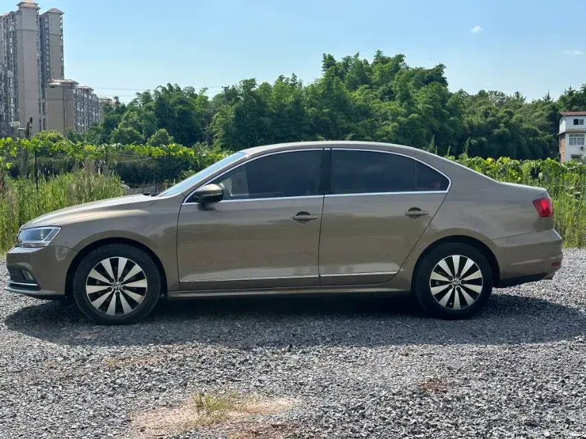 2017 VOLKSWAGEN SAGITAR thumbnail 3