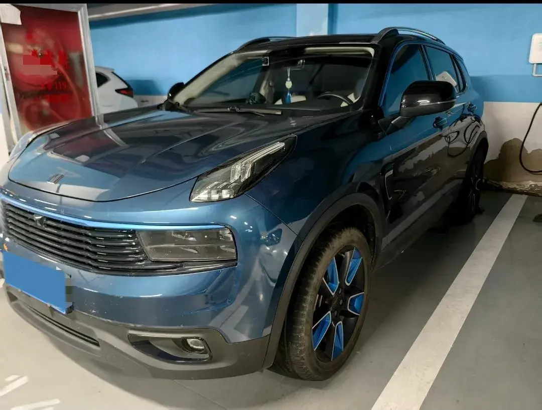 2019 LYNK&CO 01 view 1