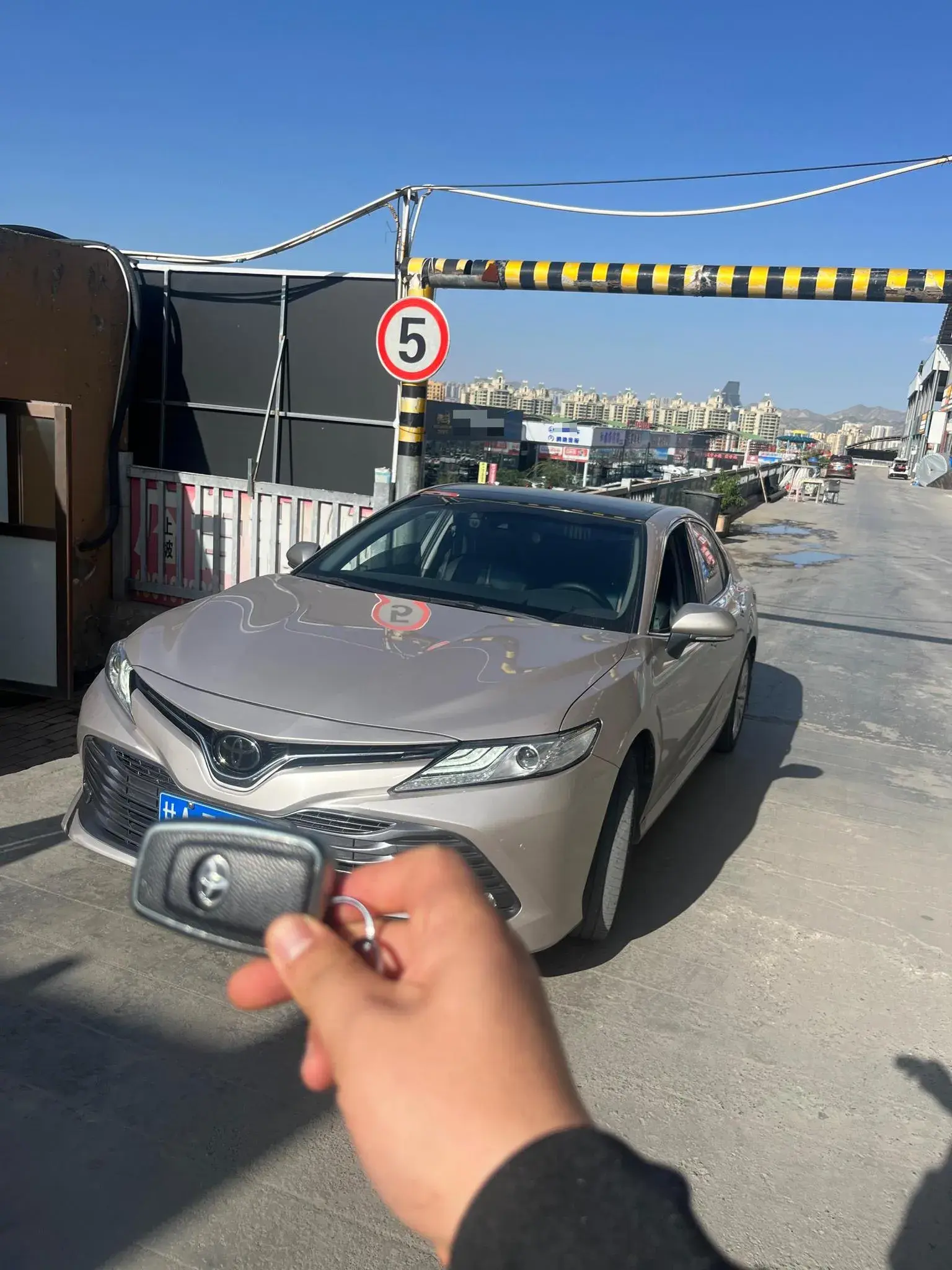 2019 TOYOTA CAMRY view 1