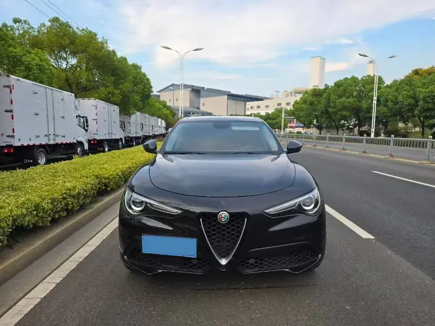 2017 ALFA ROMEO thumbnail 2