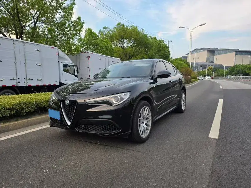 2017 ALFA ROMEO view 1