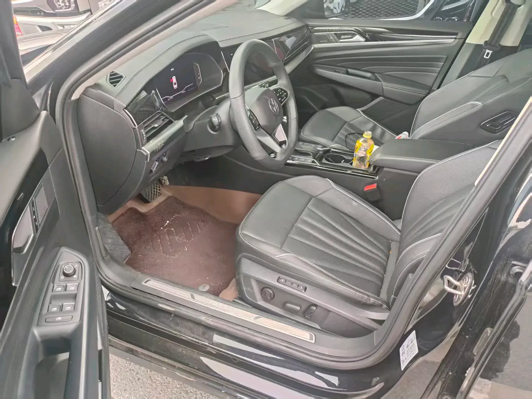 2024 VOLKSWAGEN PASSAT thumbnail 3