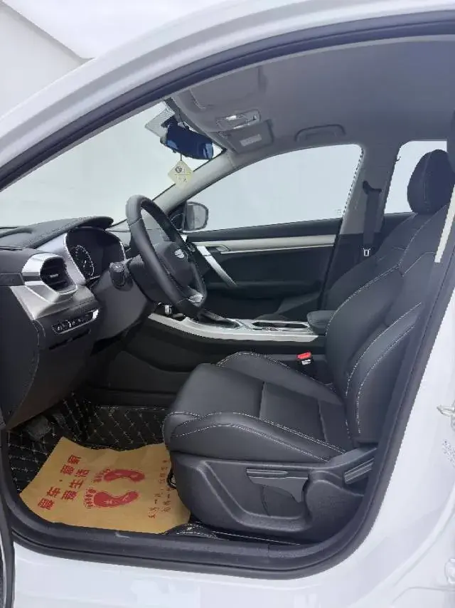 2025 GEELY COOLRAY thumbnail 4