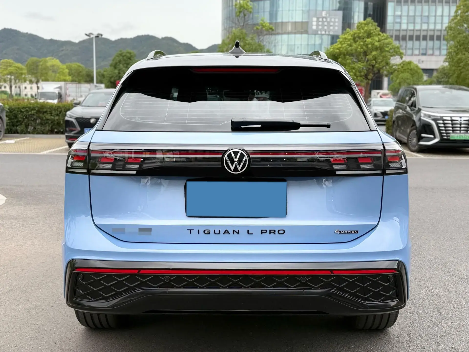 2024 VOLKSWAGEN TIGUAN thumbnail 3